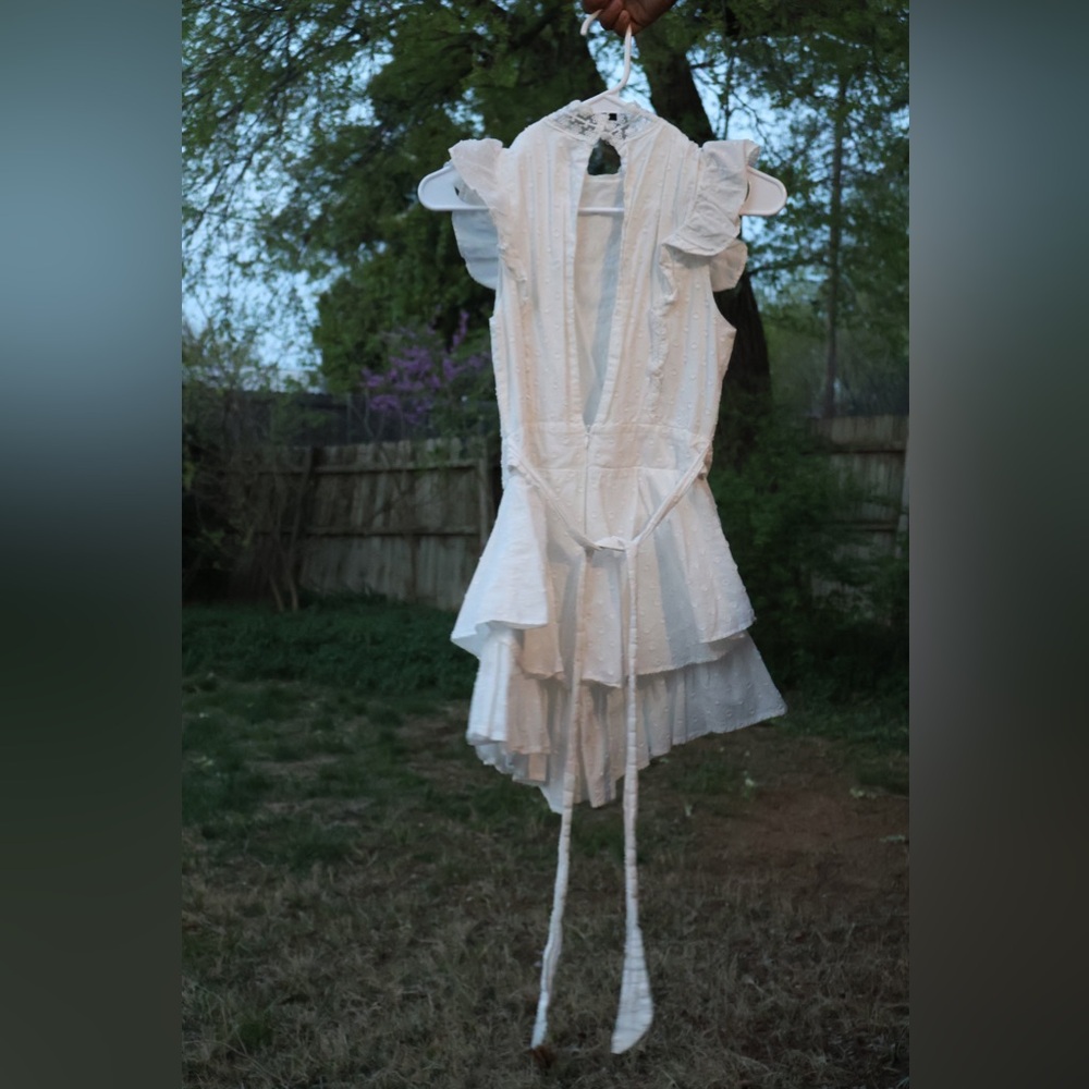 White Lace Sleeveless Romper - Picture 2 of 4